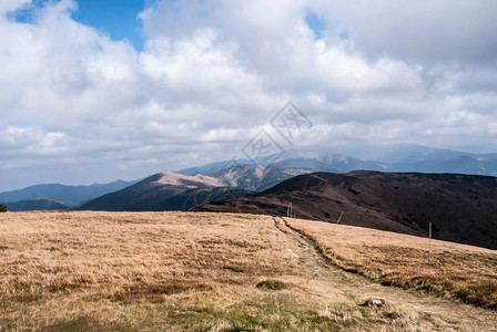 从斯洛伐克NizkeTatry山脉最西端的VelkaChochula山可以欣赏到高山草甸远足径山图片