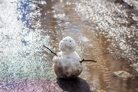 水坑背景中的雪人背景图片