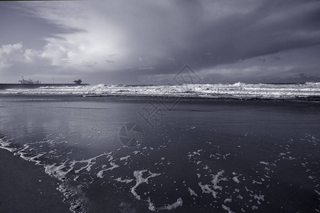 退潮时来自葡萄牙北部的美丽海滩黑白图片
