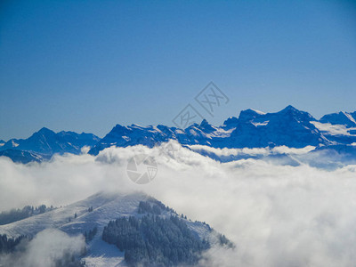 令人惊异的空中观测到来自Swishzerland山丘上山峰上空的迷雾swisa图片