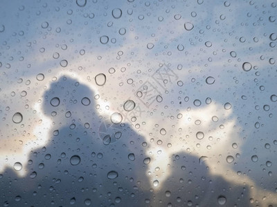 玻璃背景下近距离的雨滴天空和图片