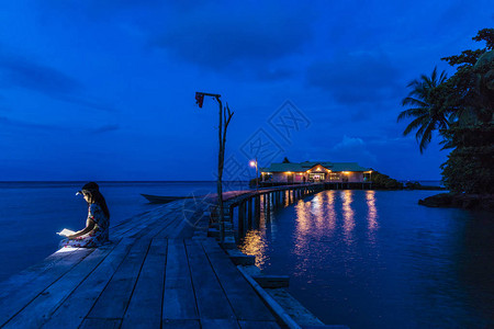 华夫班特印度尼西亚马鲁古哈塔岛黄昏时背景