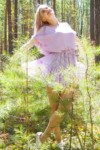 春天森林里的轻装少女图片素材