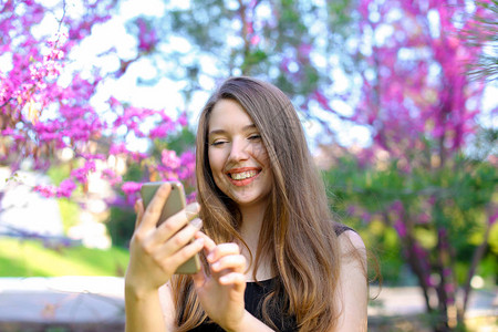 微信聊天群妇女通过带有鲜花背景的手语与朋友聊天背景