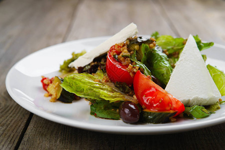 美味的地中海美食和腰果蔬菜沙拉宴会餐厅菜单图片