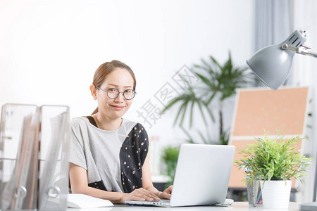 可爱的亚洲女人的肖像使用带笑脸的个人电脑亚洲女商人生图片