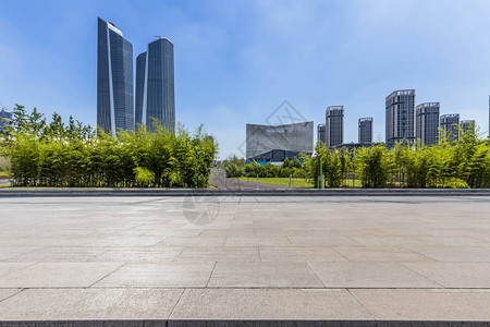 杭州西湖断桥全景天线和现代商业办公大楼有空路空背景
