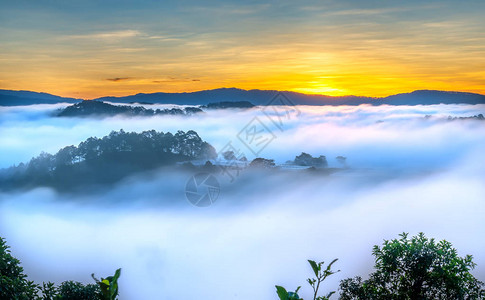 山坡上的日出反射出明亮的黄色天空图片