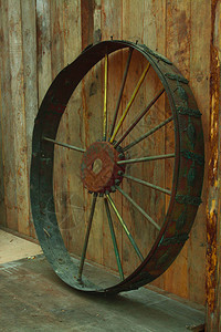 战车的古老轮子由金属制成图片