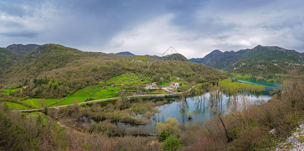 沿RijekaCrnojevica通往黑山Skadar湖公图片