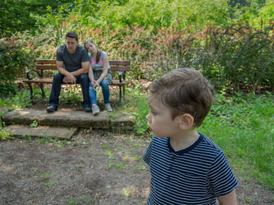 父亲和女儿坐在公园长椅上图片