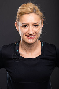 美丽的体操女教练的肖像在黑图片