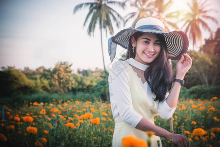 女在夏花园夏季自然花朵时间图片