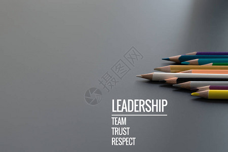 领导经营理念金色铅笔在黑色背景上用领导力团队信任和尊重一词背景图片