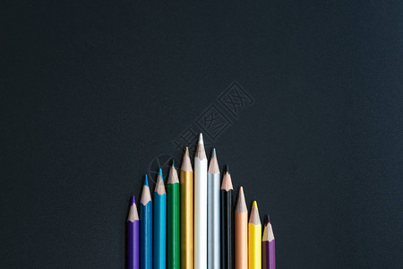 白铅笔在黑背景和复制空间上引领图片