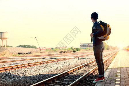 旅行者男子与旅行者站在火车站旅行概图片