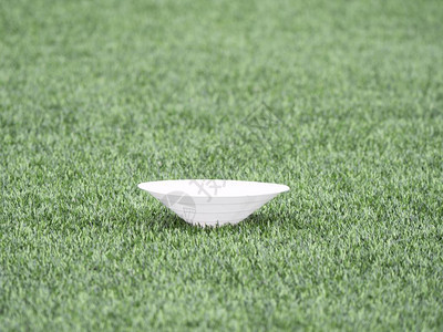 用于足球训练的塑料碎片和锥体在足球场的人造草坪上有图片