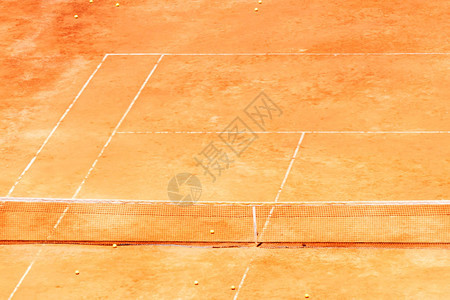 在红土网球场橙色的网球红色黄球图片