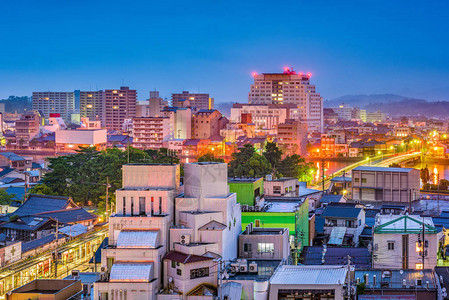 松江岛根日本城镇天际线的黄昏图片