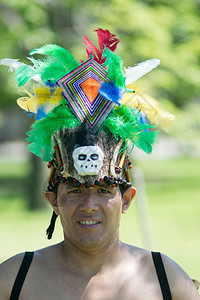 一位身穿秘鲁传统服装和蟒蛇舞蹈的男子的肖像图片