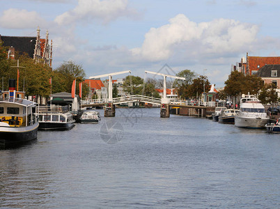 荷兰Haarlem市水路现代吊桥有图片