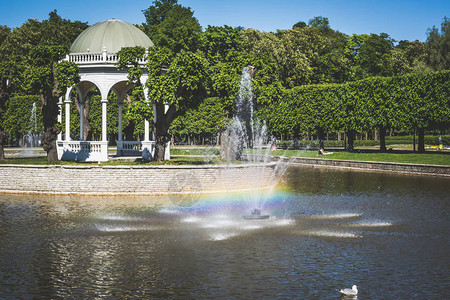 以喷泉观池水中出现彩虹图片