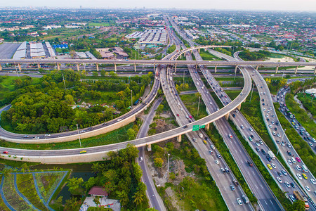 绿树公园交通枢纽道路上的鸟瞰汽车运图片