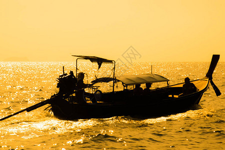 长尾船在日落的海上漂浮泰国图片