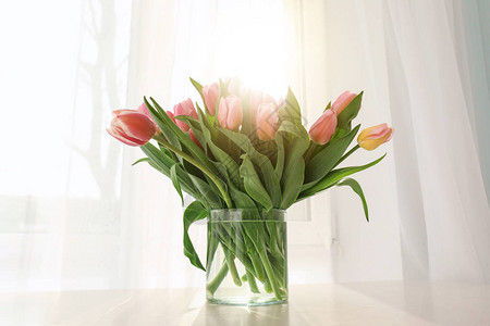 窗台上有美丽郁金香的花瓶图片