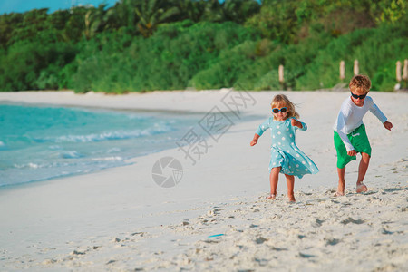 男孩和女孩在海滩上奔跑家人图片