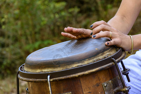 妇女吹风手在巴西民间音乐表演中奏一个叫阿图片