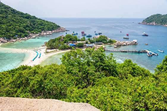 夏季在南园岛乘船游览的高角度景观美丽的自然景观海滩和码头是泰国湾著名的旅游景点图片