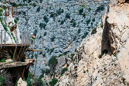 西班牙安达卢西亚州Chorro峡谷陡峭悬崖沿线的山道图片
