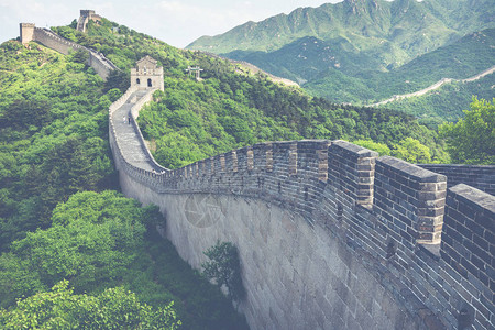 长城在北京首府北面山丘巴达林的大墙的图片