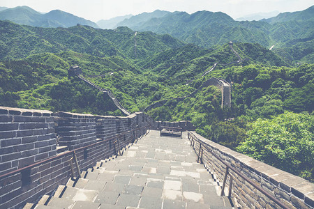 长城在北京首府北面山丘巴达林的大墙的图片