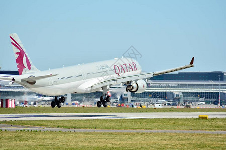 A7AEJ卡塔尔航空公司航空客车A330302飞机刚降图片