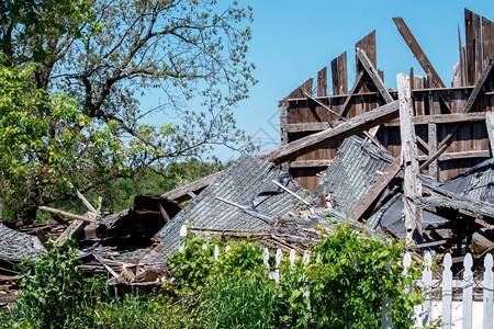 旧木谷仓是美国密歇根州的一个农村废墟图片