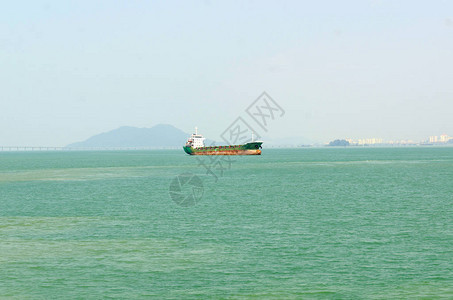 一艘货船驶过槟城大桥的风景图图片