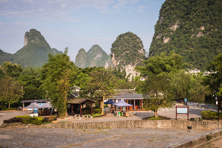 桂林阳朔县玉龙河风景秀丽的绿树林和喀斯特山脉阳朔是亚洲热图片