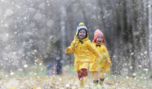 蹒跚学步的孩子们在秋天的公园里散步秋林初霜雪孩子们在公园背景图片