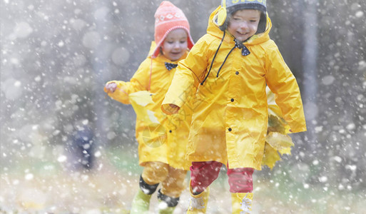 蹒跚学步的孩子们在秋天的公园里散步秋林初霜雪孩子们在公园背景图片