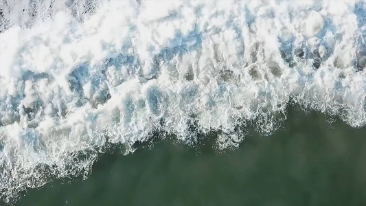 海浪的顶视图海浪和游轮的泡沫海洋中美丽波浪的纹理海水光滑的表面图片