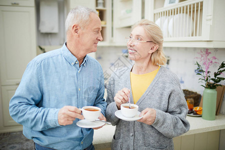快乐的两对养老金领取者拿着茶杯图片