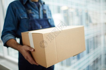 搬迁服务人员或携带包装箱的送信员图片