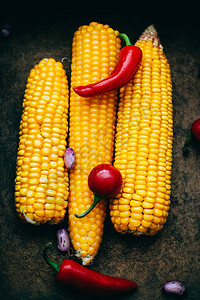 玉米在鳕鱼上红辣椒图片
