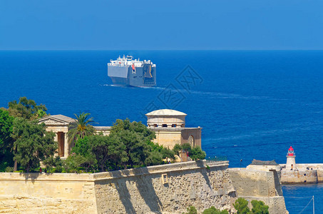轮渡离开马耳他的港口图片