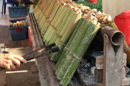 排队打饭制作泰国传统甜点玉米饭和椰子奶背景