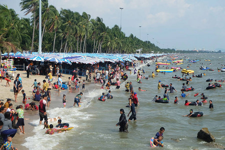泰国2018年4月15日许多游客来到大海在长周末假期泼水节图片