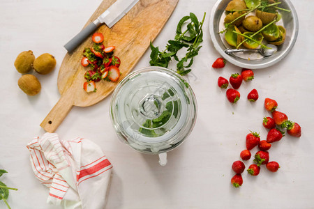 用有机草莓kiwi和玻璃饮料喷洒器中的新鲜图片