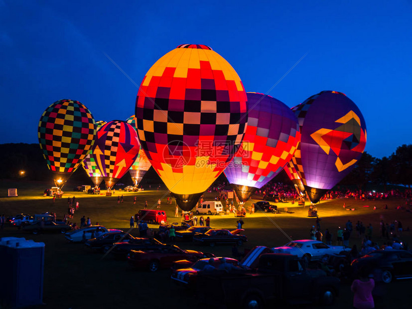 热气球在一年度的大加利纳热气球比赛慈善活动中点亮夜晚图片